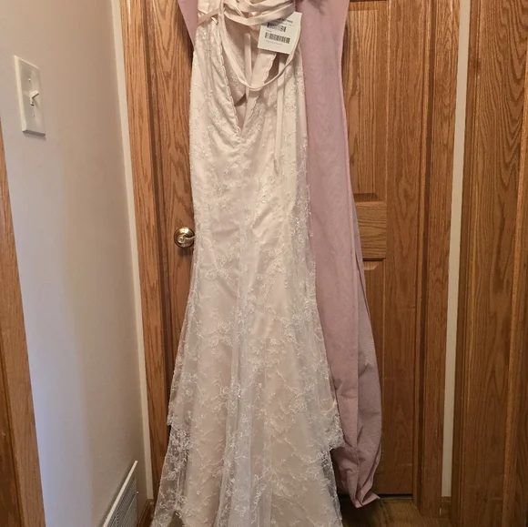 Wedding dress - Picture 11 of 16